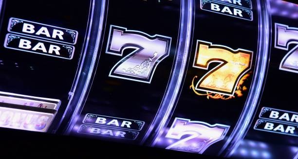 Captain's Bounty paytable showing symbol values and bonus features