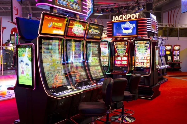 Sugar Rush slot game interface on qqbet88 showing reels and paytable